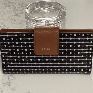 Fossil, new women’s wallet.  Black stripe, Logan tab